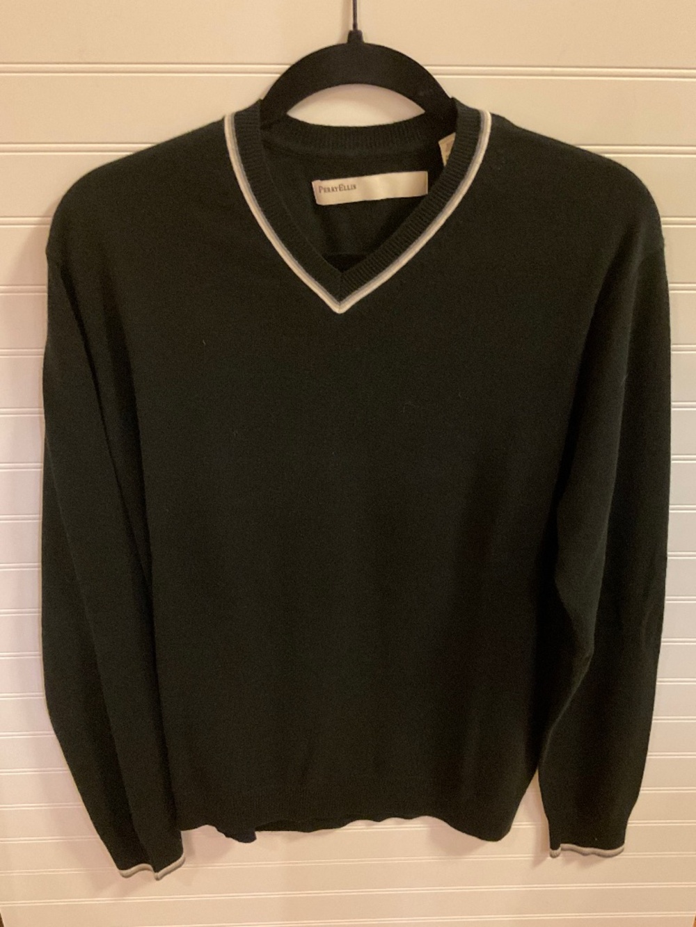 Perry Ellis Men’s Black V Neck Sweater. Size: L. Pre Owned